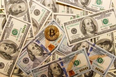 Dolar banknotları yığını üzerinde altın bitcoin, elektronik para değişimi kavramı