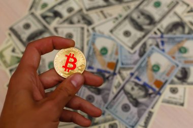 Altın bitcoin sikke üzerinde adam s yandan bizi dolar faturaları arka plan kopya alanı bulanık