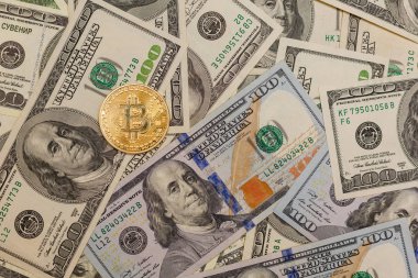 Dolar banknotları yığını üzerinde altın bitcoin, elektronik para değişimi kavramı