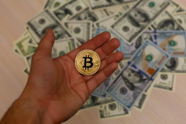 Altın bitcoin sikke üzerinde adam s yandan bizi dolar faturaları arka plan kopya alanı bulanık
