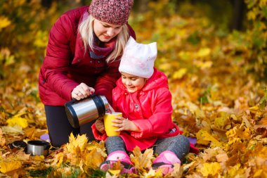 Anne ile kızı içme çay termosu Sonbahar Park üzerinden