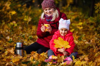 Anne ile kızı içme çay termosu Sonbahar Park üzerinden
