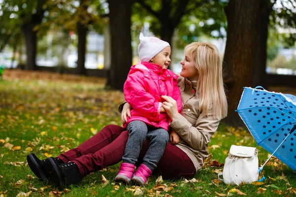 Joven Madre Niña Divirtiéndose Parque Otoño — Foto de Stock