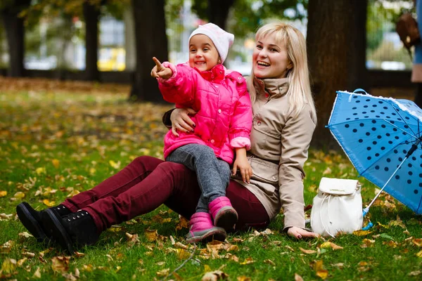 Jeune Mère Tout Petit Fille Amuser Dans Parc Automne — Photo