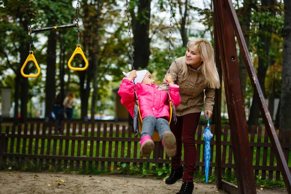 Mãe Filha Balanço Divertindo Parque — Fotografia de Stock