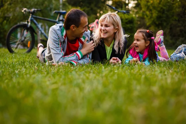 Famille Heureuse Couchée Sur Herbe Verte Fraîche Dans Parc — Photo