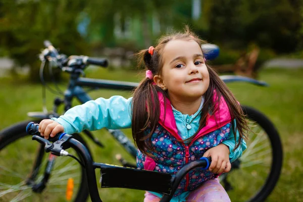 Sorrindo Menina Uma Bicicleta — Fotografia de Stock