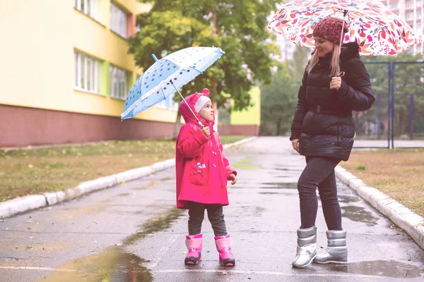 Young Woman Little Daughter Red Coat Park Umbrellas — Stock Photo, Image