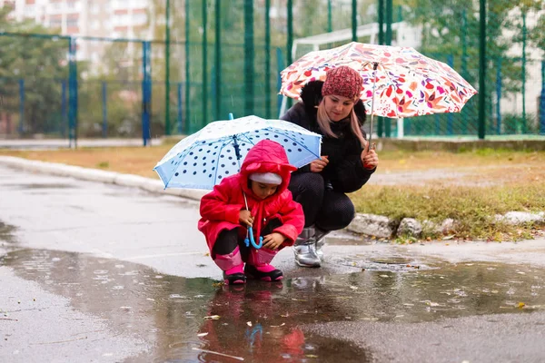 Young Woman Little Daughter Red Coat Park Umbrellas — Stock Photo, Image