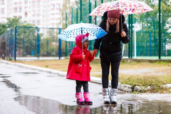 Jovem Mulher Com Pequena Filha Parque Sob Guarda Chuvas — Fotografia de Stock