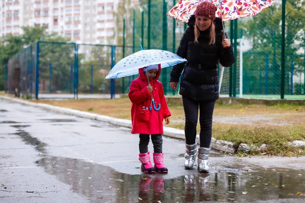 Junge Frau Mit Kleiner Tochter Roten Mantel Park Unter Regenschirmen — Stockfoto