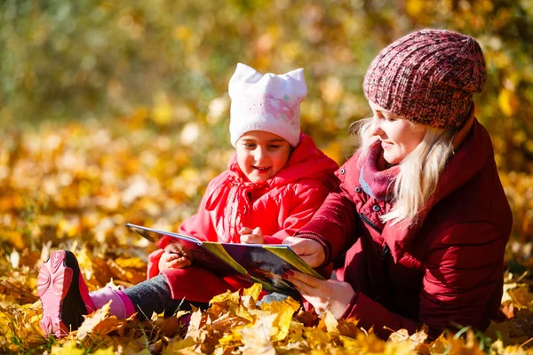 Мати Дочка Читають Книгу Разом Осінньому Листі Осінньому Парку — стокове фото
