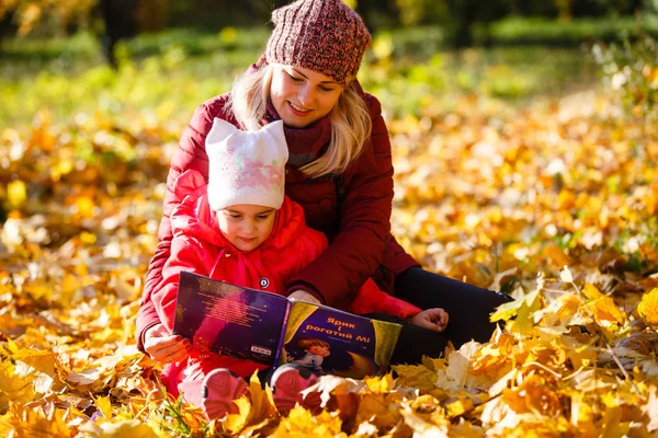 Мати Дочка Читають Книгу Разом Осінньому Листі Осінньому Парку — стокове фото