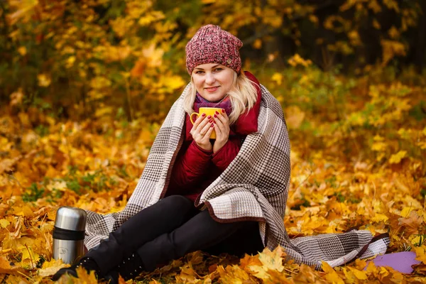 Jeune Femme Buvant Thé Thermos Dans Parc Automne — Photo