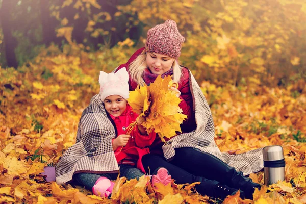 Mãe Filha Com Folhas Amarelas Parque Outono — Fotografia de Stock