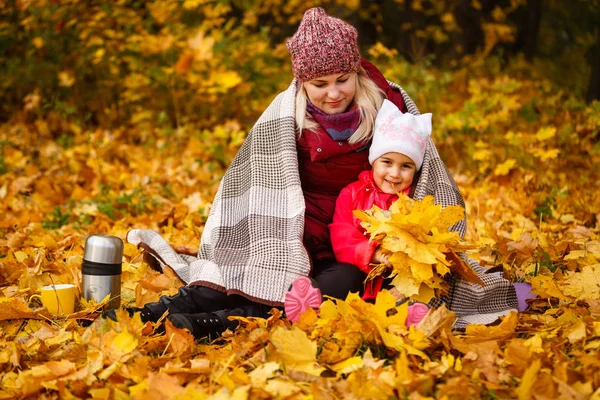 Mother Daughter Yellow Leaves Autumn Park — Stock Photo, Image