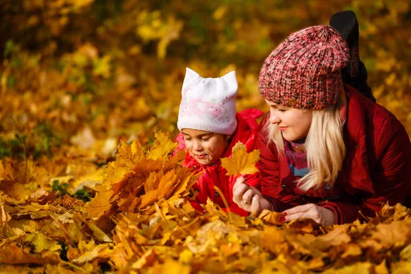 Matka Dcera Žluté Listí Podzimním Parku — Stock fotografie