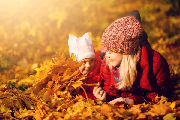 Matka Córka Żółtymi Liśćmi Jesienny Park — Zdjęcie stockowe