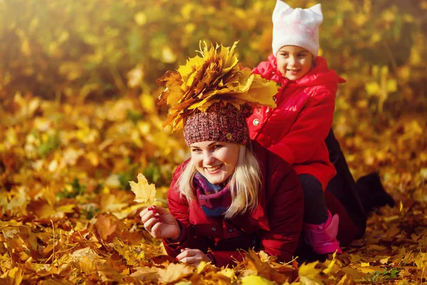 Matka Córka Żółtymi Liśćmi Jesienny Park — Zdjęcie stockowe