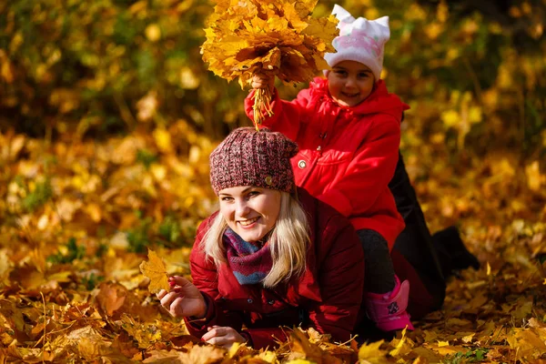 Mother Daughter Yellow Leaves Autumn Park — Stock Photo, Image