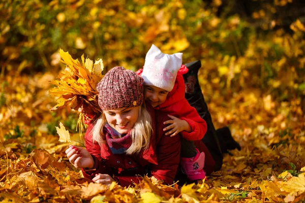 Matka Dcera Žluté Listí Podzimním Parku — Stock fotografie