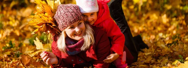 Madre Figlia Con Foglie Gialle Nel Parco Autunnale — Foto Stock