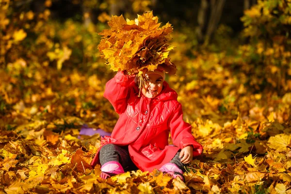 Szép Kislány Red Jacket Játszó Őszi Narancs Elhagyja Parkban — Stock Fotó