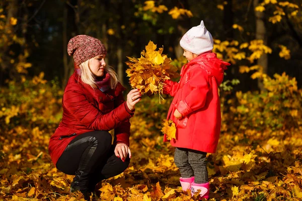 Mother Daughter Yellow Leaves Autumn Park — Stock Photo, Image