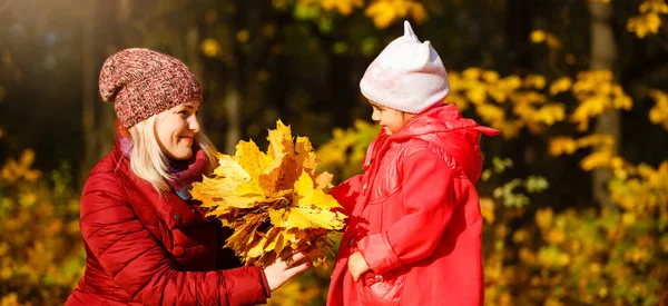 Mother Daughter Yellow Leaves Autumn Park — Stock Photo, Image