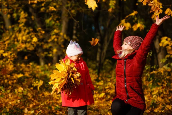 Mother Daughter Yellow Leaves Autumn Park — Stock Photo, Image