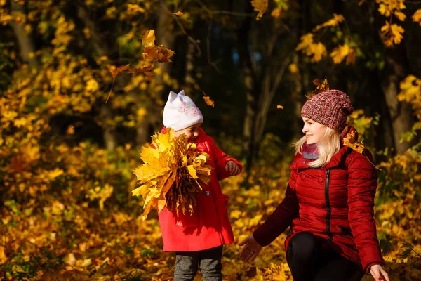 Mother Daughter Yellow Leaves Autumn Park — Stock Photo, Image