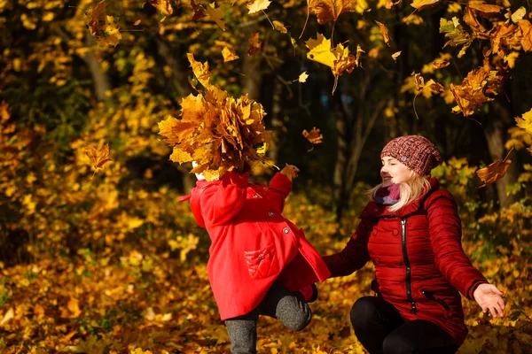 Mãe Filha Com Folhas Amarelas Parque Outono — Fotografia de Stock