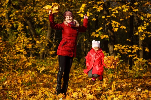 Mère Fille Avec Des Feuilles Jaunes Dans Parc Automne — Photo