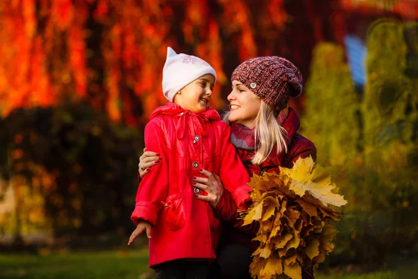 Mother Daughter Yellow Leaves Autumn Park — Stock Photo, Image