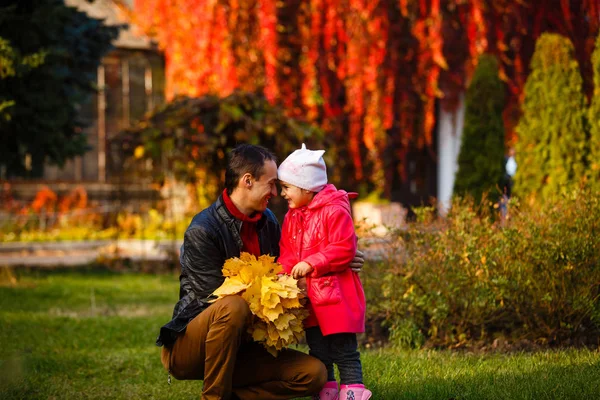 Gelukkige Jonge Vader Dochter Hebben Goede Tijd Autumn Park — Stockfoto