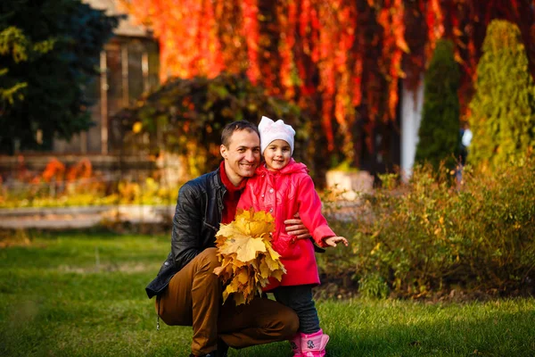 Gelukkige Jonge Vader Dochter Hebben Goede Tijd Autumn Park — Stockfoto