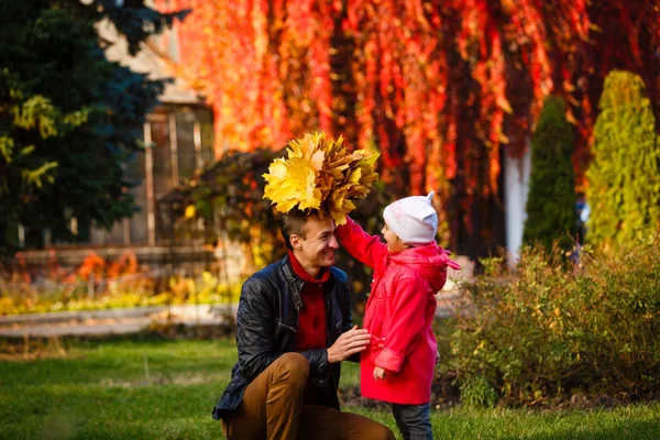 Lykkelig Ung Far Datter Som Har Det Gøy Høstparken – stockfoto