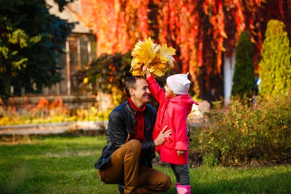 Mutlu Genç Baba Kızı Sonbahar Parkta Iyi Vakit Geçiriyor — Stok fotoğraf
