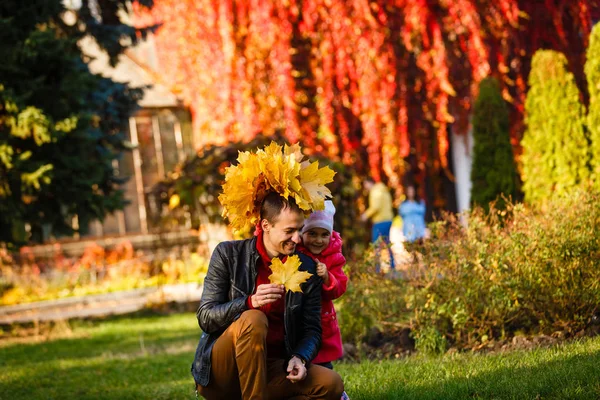 Glücklicher Junger Vater Und Tochter Haben Spaß Herbstpark — Stockfoto