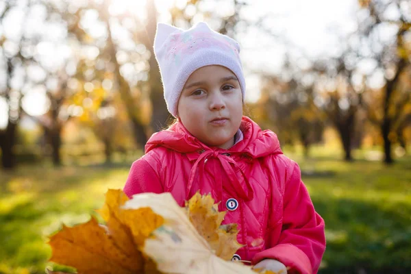 Fată Drăguță Jachetă Roșie Jucându Frunze Portocalii Toamnă Parc — Fotografie, imagine de stoc