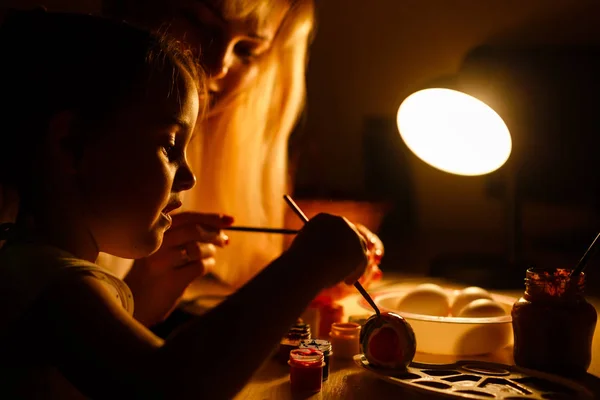 Feliz Madre Hija Pintando Huevos Pascua —  Fotos de Stock