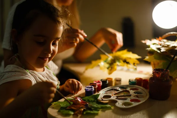 Κοριτσάκι Μητέρα Σχεδίασης Χρώμα Φθινόπωρο Αφήνει Στο Σπίτι — Φωτογραφία Αρχείου