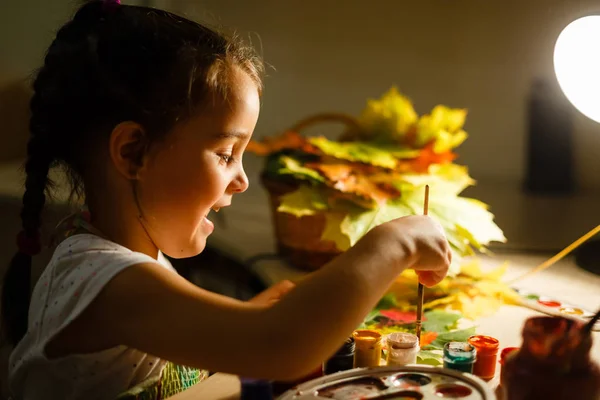 Κοριτσάκι Σχεδίασης Χρώμα Φθινόπωρο Αφήνει Στο Σπίτι — Φωτογραφία Αρχείου