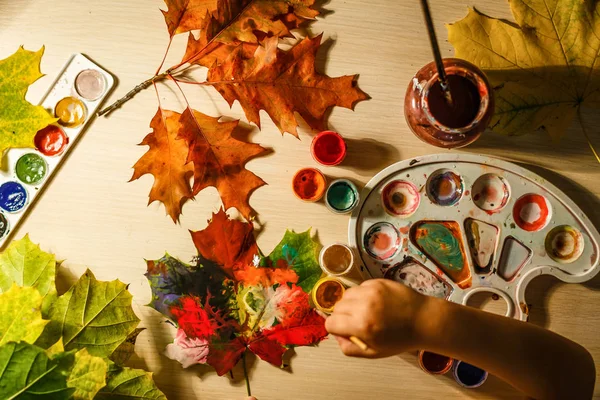 Κοριτσάκι Σχεδίασης Χρώμα Φθινόπωρο Αφήνει Στο Σπίτι — Φωτογραφία Αρχείου
