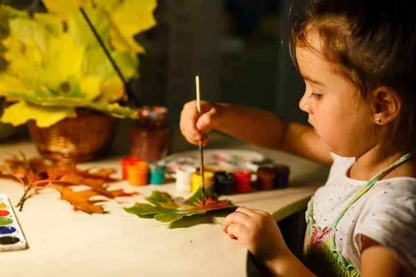 Niña Dibujo Con Pintura Hojas Otoño Casa — Foto de Stock