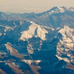 Panoramisch uitzicht op de Alpen van Zwitserland, uitzicht vanaf vliegtuig venster