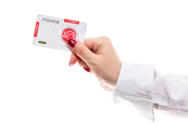 Kadının elinde indirim kartı var.