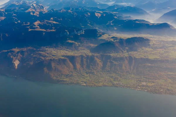 Sviçre Alpleri Nin Panoramik Manzarası Uçak Penceresinden Görünüm — Stok fotoğraf