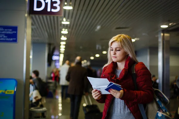 Jeune Femme Debout Près Porte D13 Aéroport Avec Des Documents — Photo