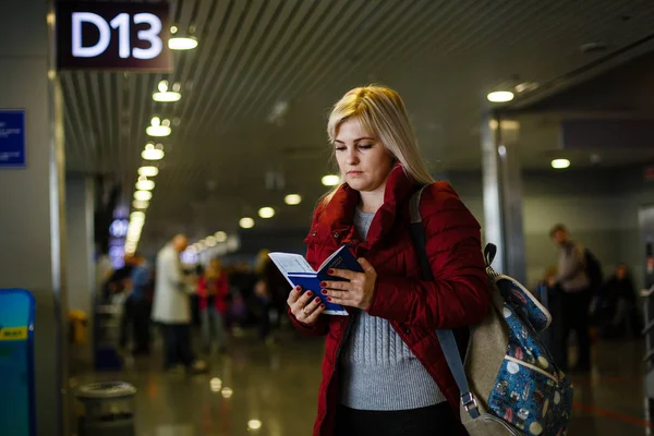 年轻女子站在机场D13门附近 拿着证件和机票 — 图库照片